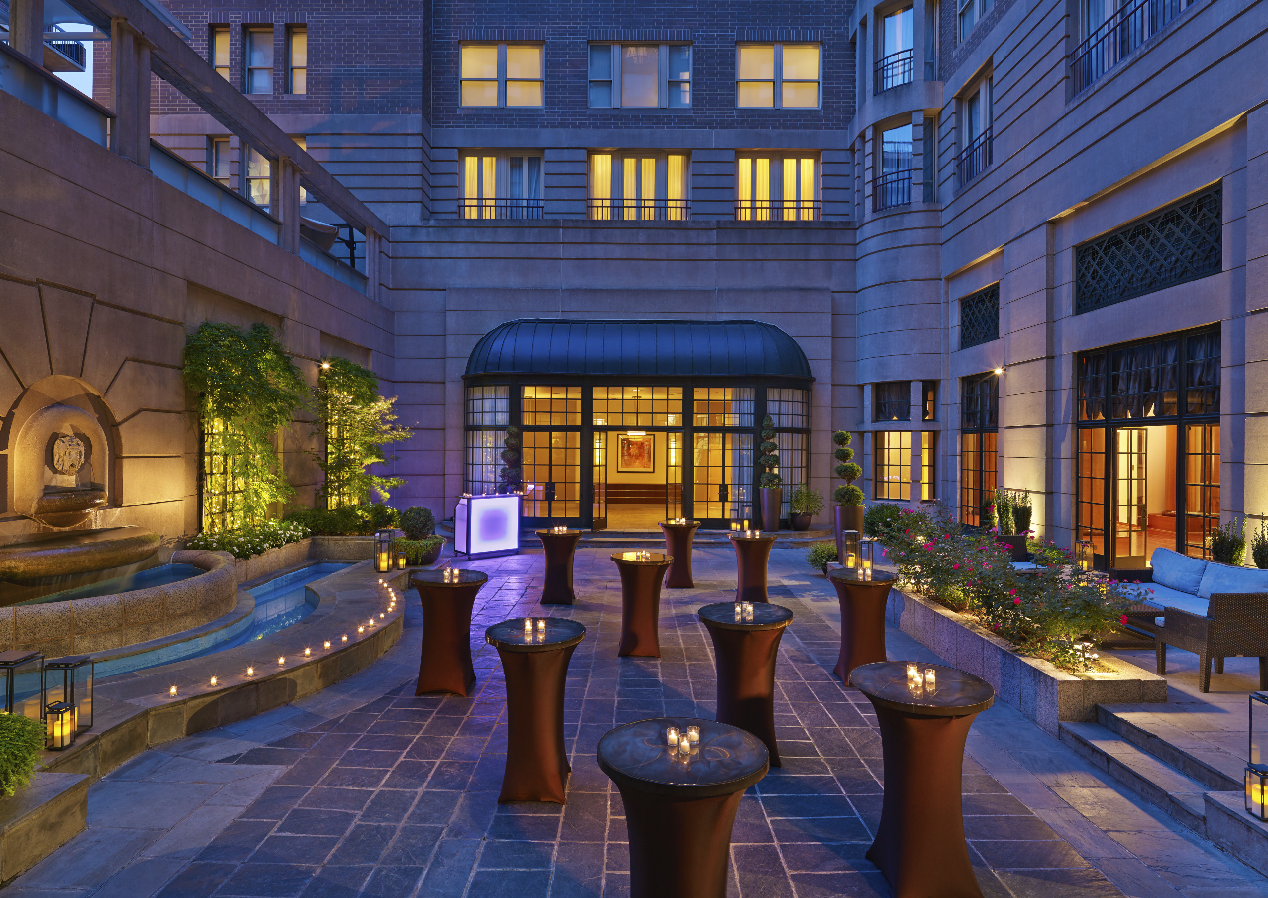 Courtyard in cocktail setup