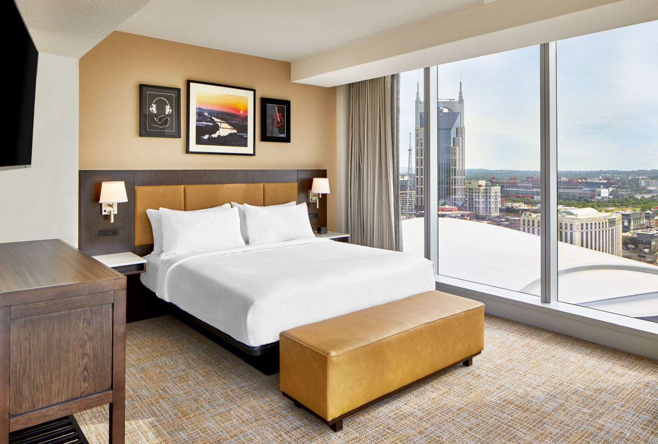 Skyline Panoramic Corner Suite